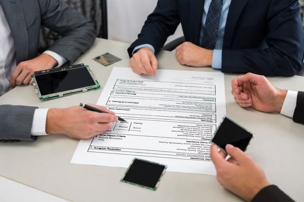 An image showing a structured mura clause template being reviewed by supplier and quality teams