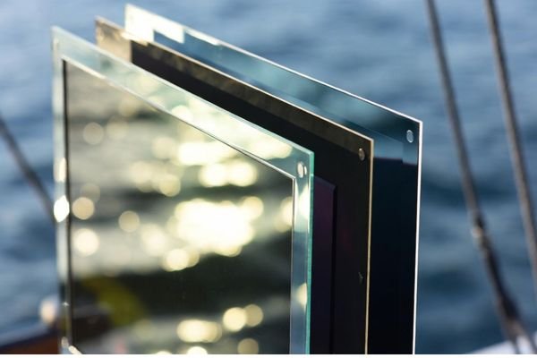 An image illustrating how sunlight reflects off the outer surface and internal air gaps of a standard display, obscuring the image