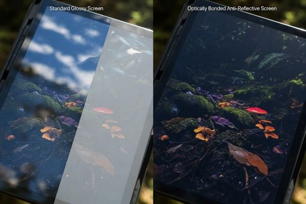 Side-by-side images showing the same outdoor LCD content: one with strong reflection and washed-out dark areas, and one with controlled reflection and clearer readable contrast.