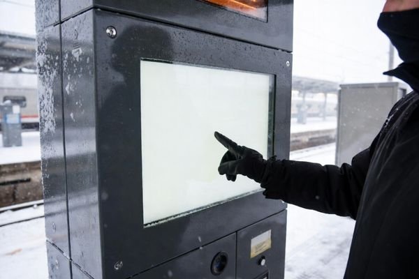 A thermal image of a display operating in a hot environment, showing how a well-designed module dissipates heat effectively to prevent overheating.